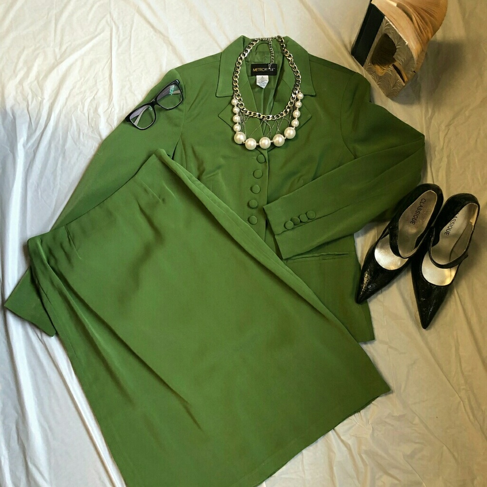 MetroStyle Women's Two Piece Green Suit Size 6 - Picture 2 of 4